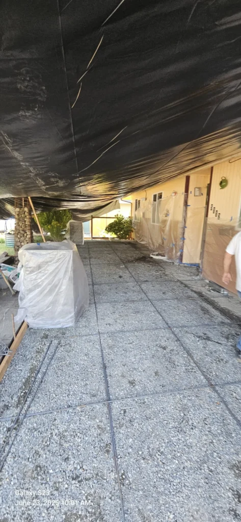 Slump control in concrete during site preparation and formwork setup before pouring
