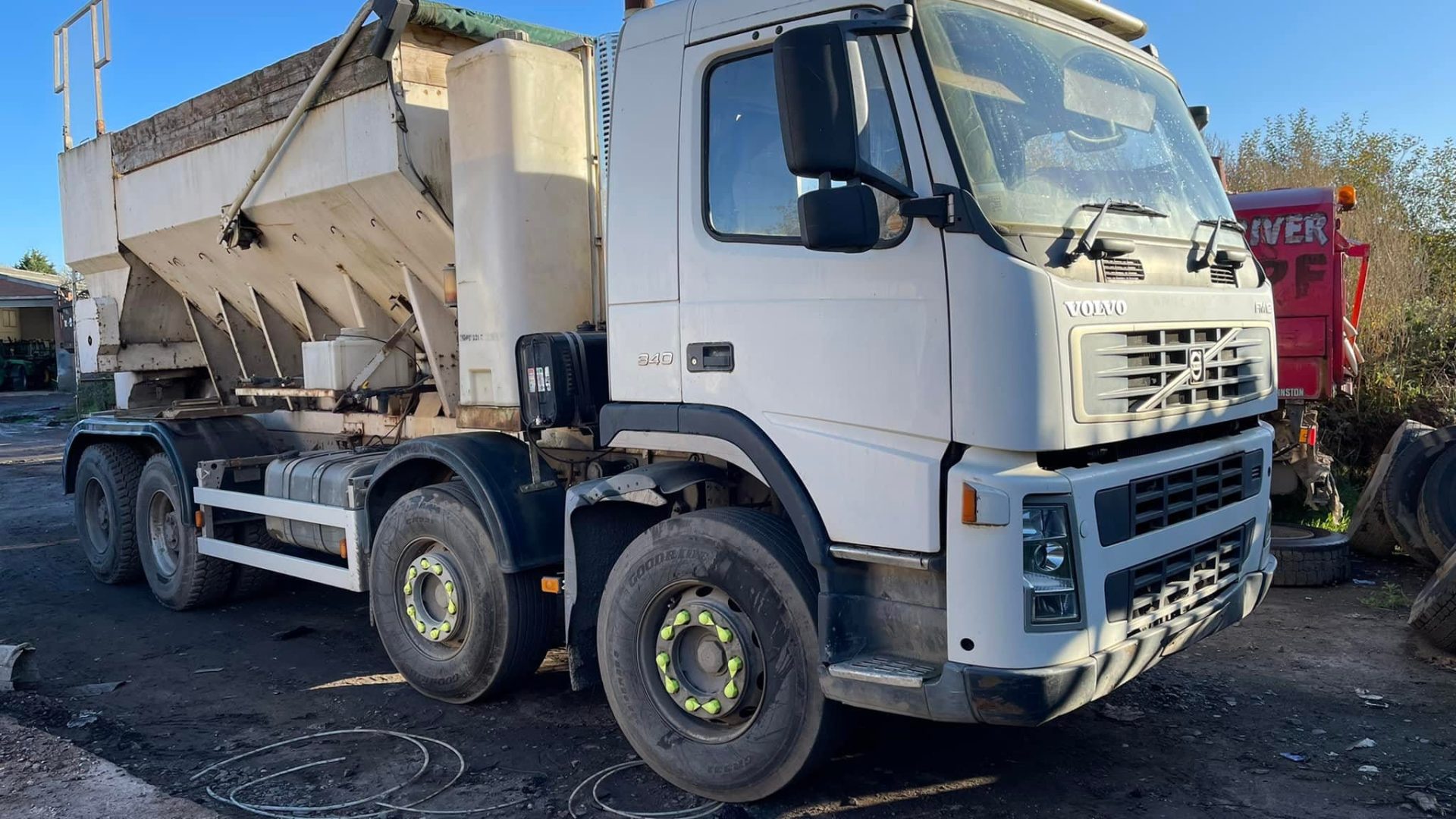Volumetric concrete truck mixing concrete on site compared to drum truck delivery