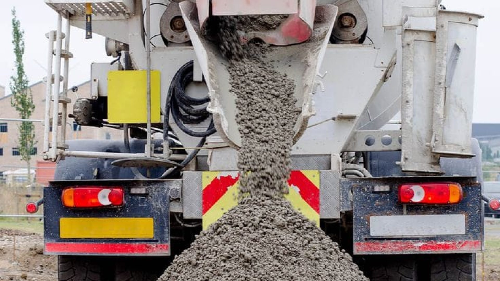 Ready mix concrete delivery timing Calgary using drum truck on job site